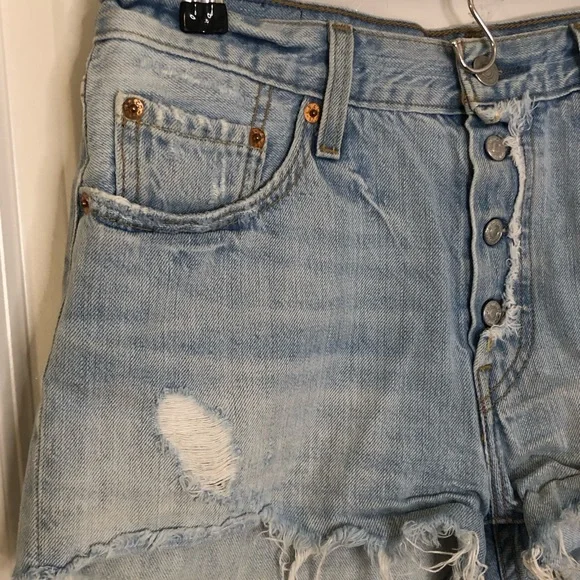Levi’s Blue denim distressed shorts button fly Sz 28 raw hem Daisy Duke summer - Picture 3 of 9